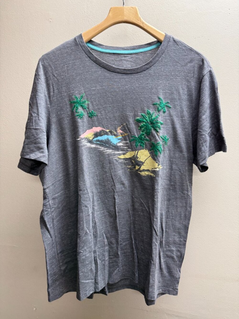 Old Navy soft washed Men's XL t-shirt with Surf scene on the front